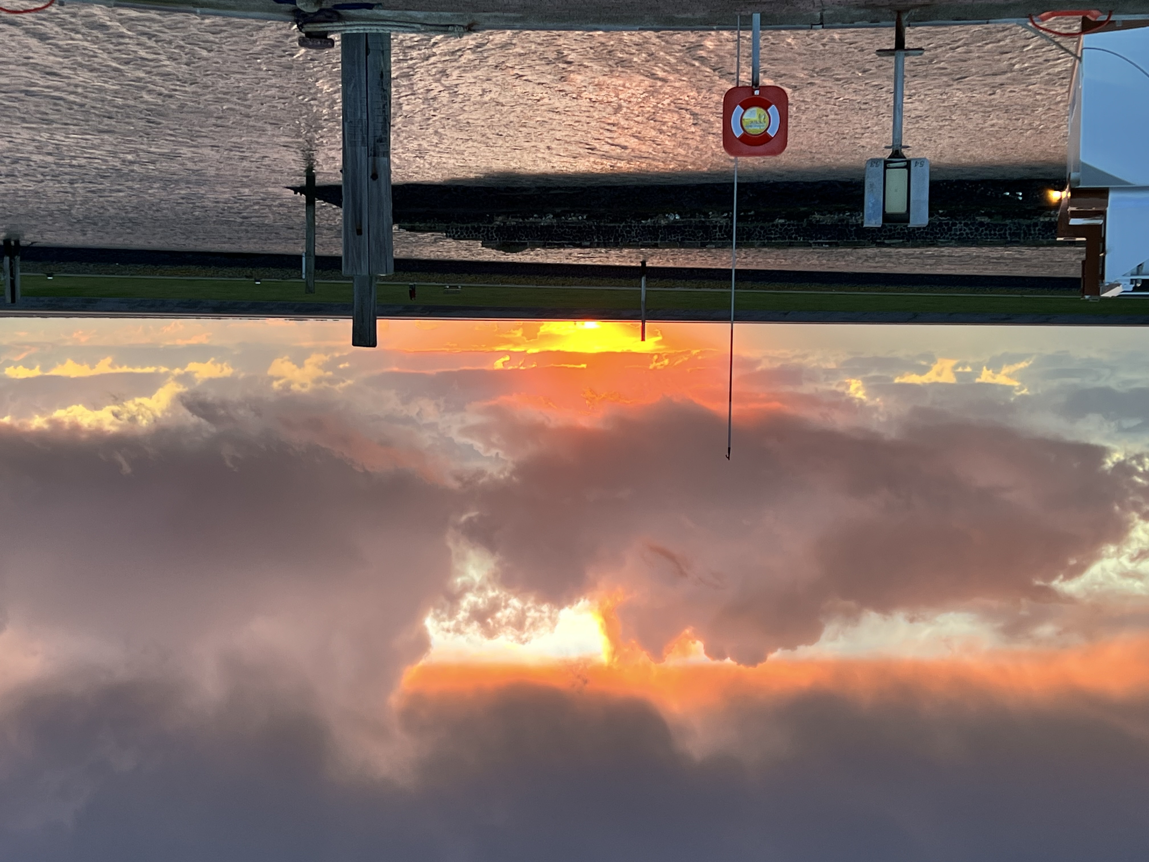 Abendlicht spiegelt sich im Hafenbecken
